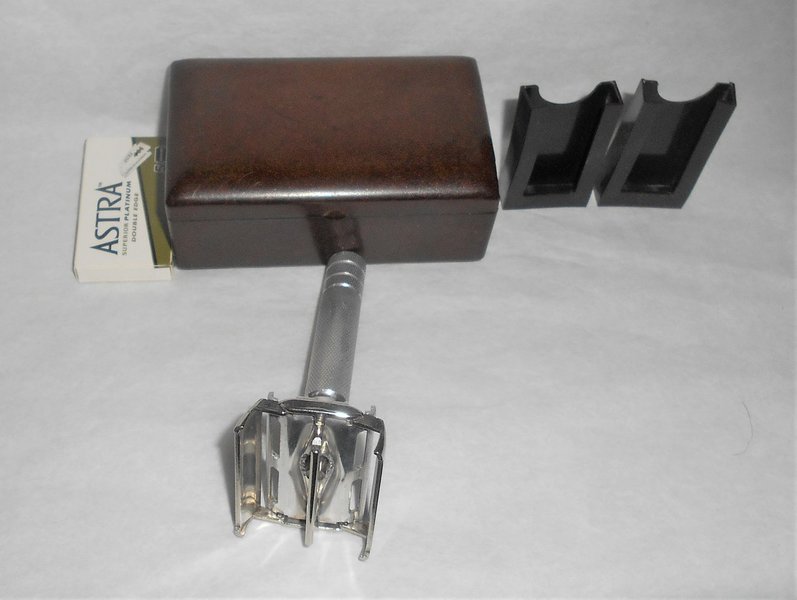 Gillette 1953-1954 Rocket HD Made In England W Case Blades (50).JPG
