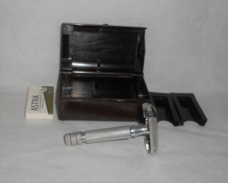 Gillette 1953-1954 Rocket HD Made In England W Case Blades (60).JPG