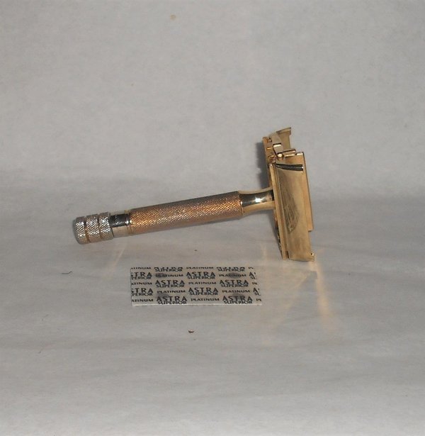 Gillette 1937 Sheraton safety razor TTO 7A (26).JPG Gillette 1937 Sheraton safety razor TTO 7A (26).JPG