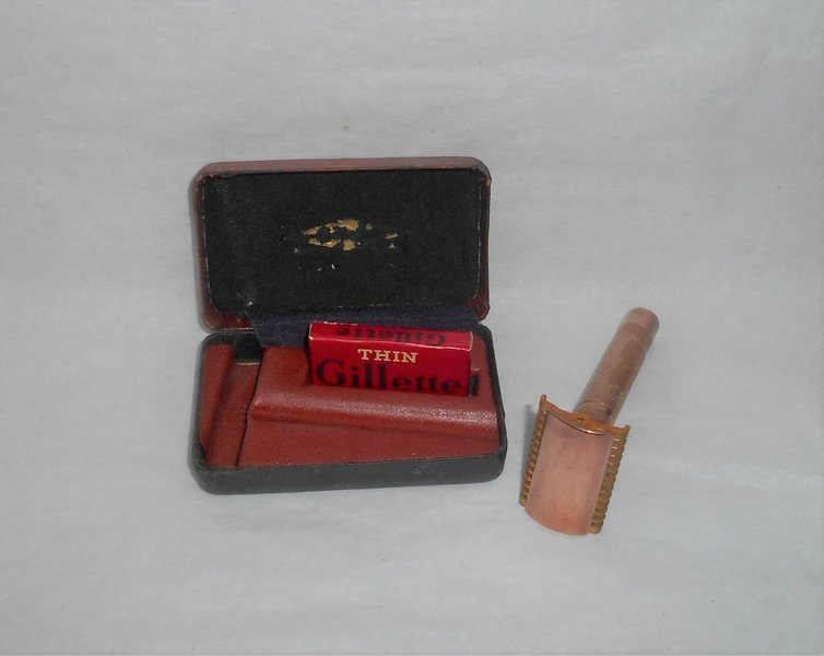 Gillette 1934 Black Red Set W blades 52g (26).JPG