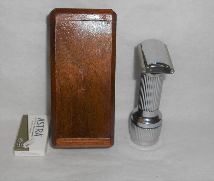 1946 Vintage Staley Live Blade Razor in Puzzle Box (36).JPG