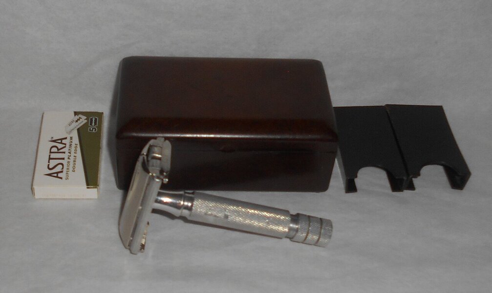 Gillette 1953-1954 Rocket HD Made In England W Case Blades (24).JPG