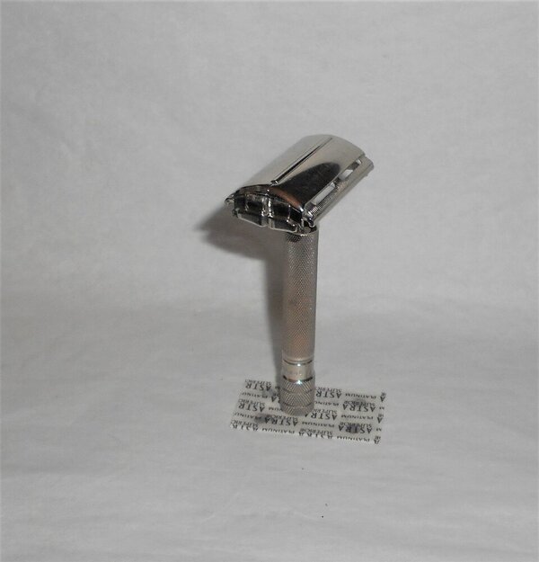 Gillette 1941 Ranger Tech Safety Razor Vintage Superspeed All Original (46).JPG