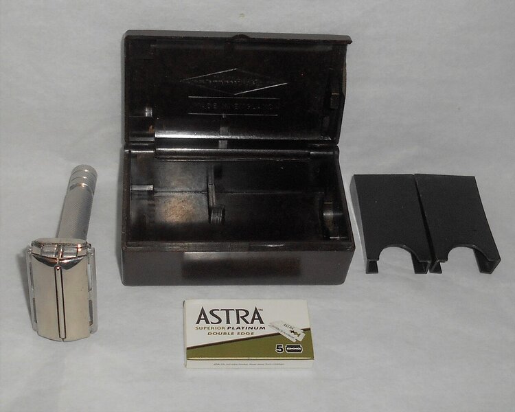Gillette 1953-1954 Rocket HD Made In England W Case Blades (17).JPG Gillette 1953-1954 Rocket HD Made In England W Case Blades (17).JPG