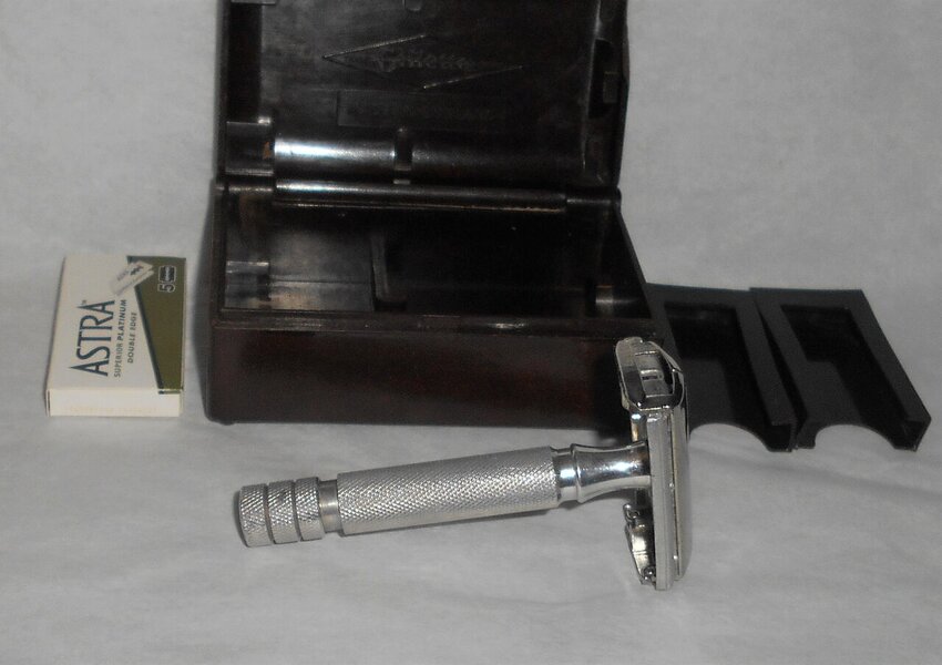 Gillette 1953-1954 Rocket HD Made In England W Case Blades (61).JPG